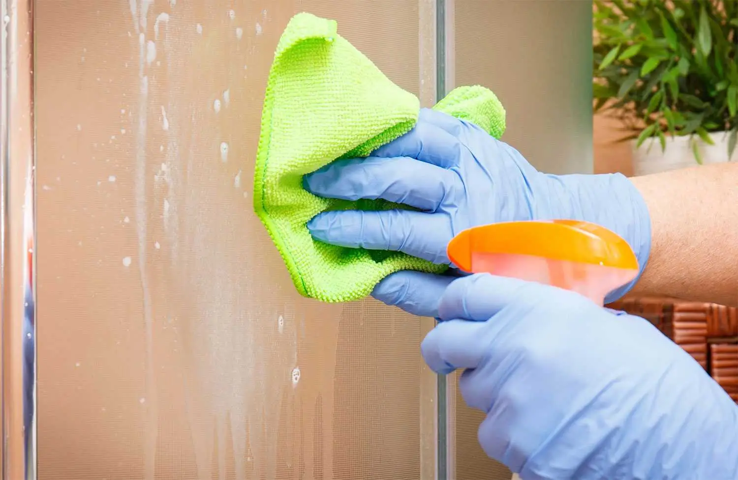 ¿Deberías limpiar primero la cocina o el baño? Los expertos en limpieza responden