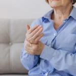 Dolor de huesos intenso y crónico: este es el calmante más efectivo recomendado por expertos
